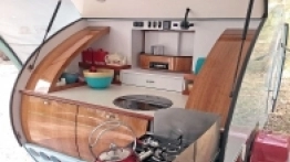 W zależności od modelu w części kuchennej może być dwu- lub trójpalnikowa kuchenka. Zawsze znajdują się w niej lodówka i zlew-umywalka oraz panel sterowania z odczytami wskaźników prądu i wody - zdjęcie 7